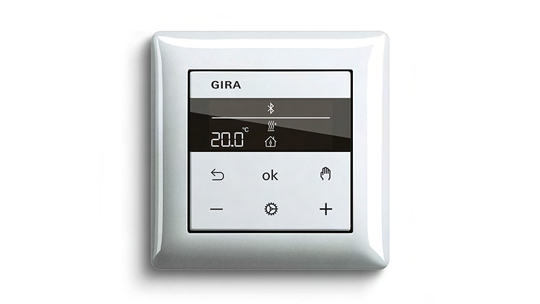 Nahaufnahme Raumtemperaturregler BT mit Einsatz und Gira Standard 55 Rahmen